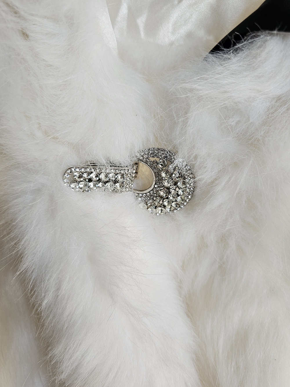 Melanie Lyne White Faux Fur & Rhinestone Bridal Shawl Stole - Picture 14 of 16